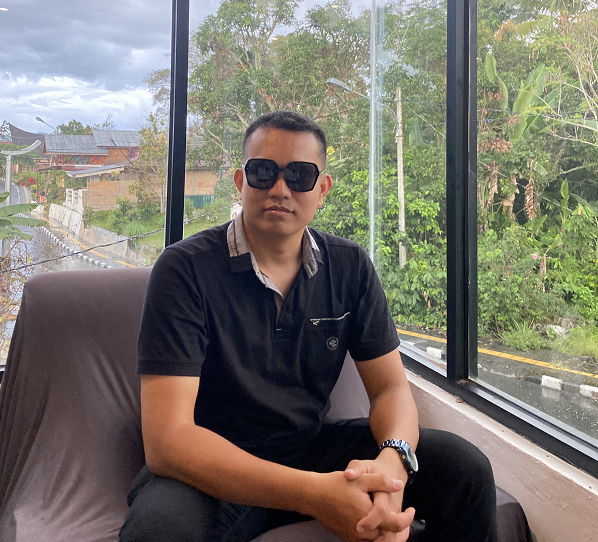 Boi_Meningkat_Manalu,_sedang_berada_di_Cafe_Janji_Maria_Samosir21.png