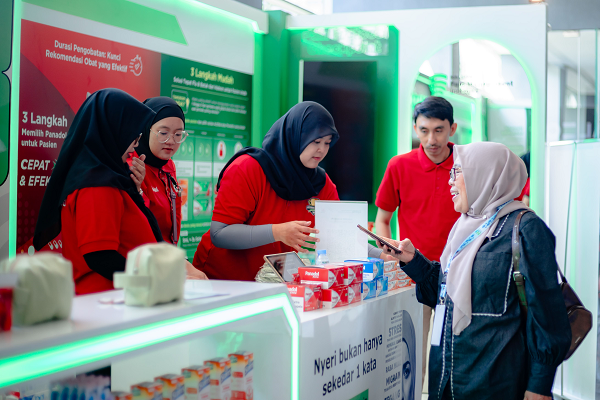 Pengunjung_berinteraksi_di_booth_Haleon_Sembari_Mengeksplorasi_Solusi_Perawatan_Mandiri_(2)a.png