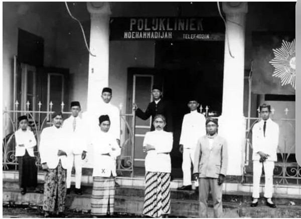 Seratus Tahun Penolong Kesengsaraan Oemoem Muhammadiyah