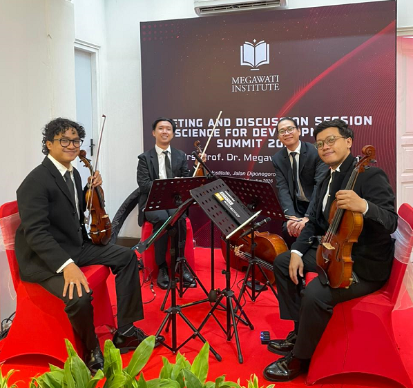 Empat Musikus dari Ananda Sukarlan Orchestra Tampil Depan Pemenang Nobel di Megawati Institute 