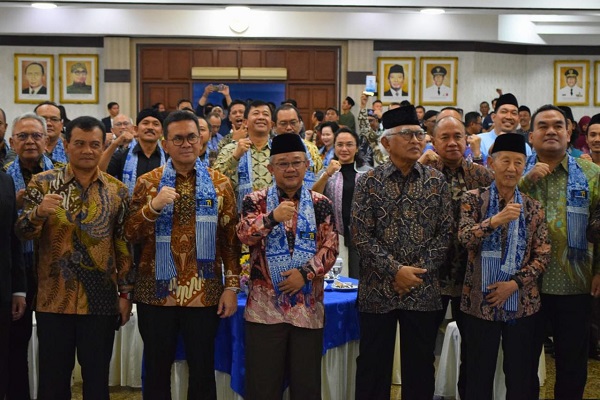 Mendikdasmen Abdul Muti Terima Penghargaan 75 Tokoh Pamomong Jawa Tengah dari Suara Merdeka Network