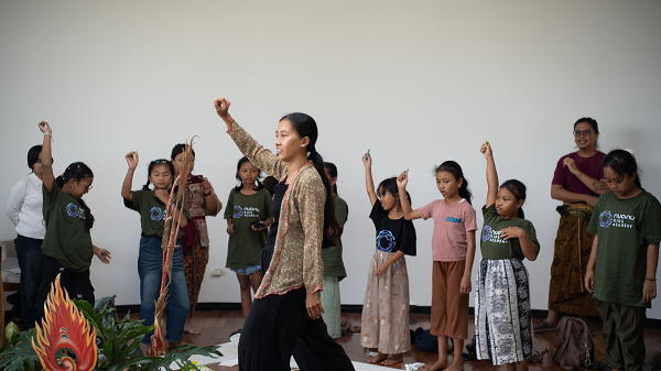 1Sarita_Ibnoe_saat_memandu_workshop_di_Labyrinth_Art_Gallery,_Nuanu_Creative_City.png