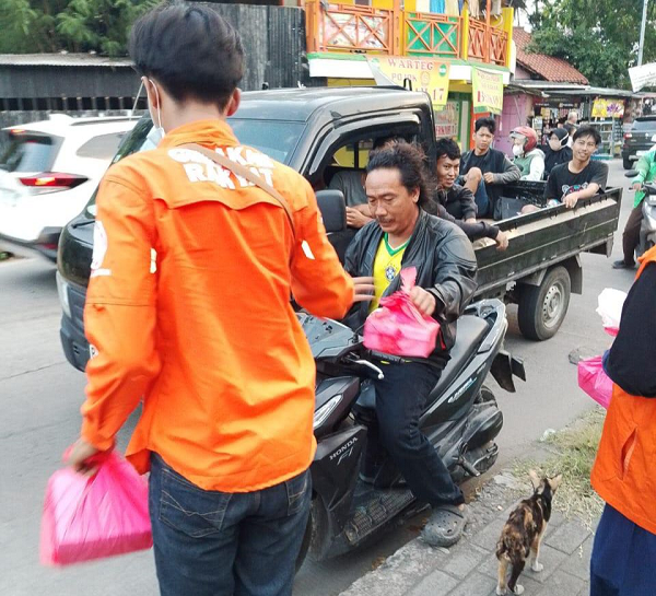 Gerakan Rakyat Jakarta Timur & DPC Cakung gelar Aksi Jumat Berkah