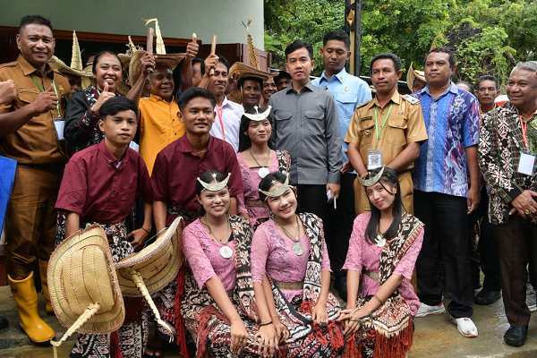 Tinjau SD Negeri dan MTS Papela, Wapres Pastikan Program Prioritas Presiden Jangkau Wilayah 3T